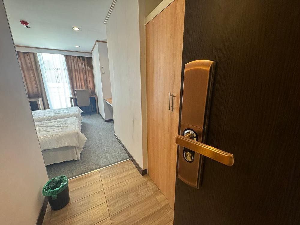 宿务IU语言学校校内单人房门口